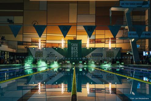 Lichtshow beim Elimination Race beim Schwimmwettkampf in Dortmund